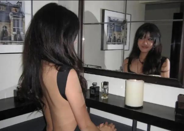 贾静雯20岁大女儿发自拍照庆生，涂黑指甲，穿露背装性感美艳，肋骨上的长纹身吸引眼