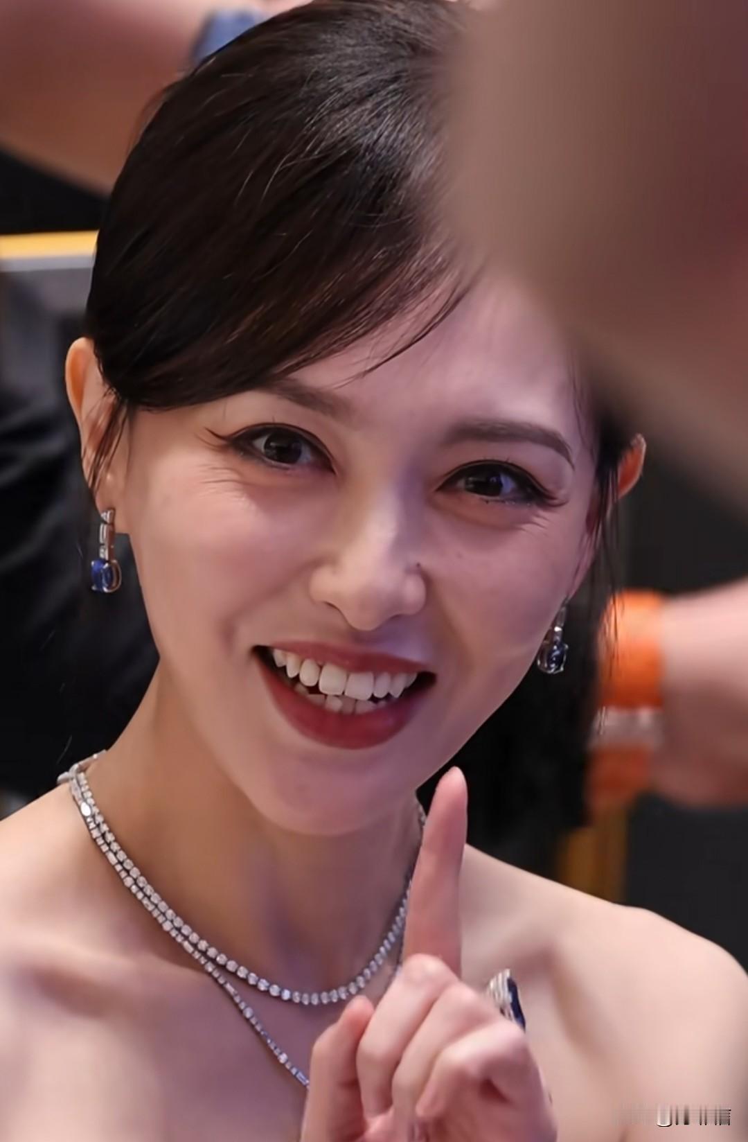 从唐嫣参差不齐的下排牙，到刘诗诗牙齿上的黑色缝隙，就这么一览无遗地呈现在了镜头前