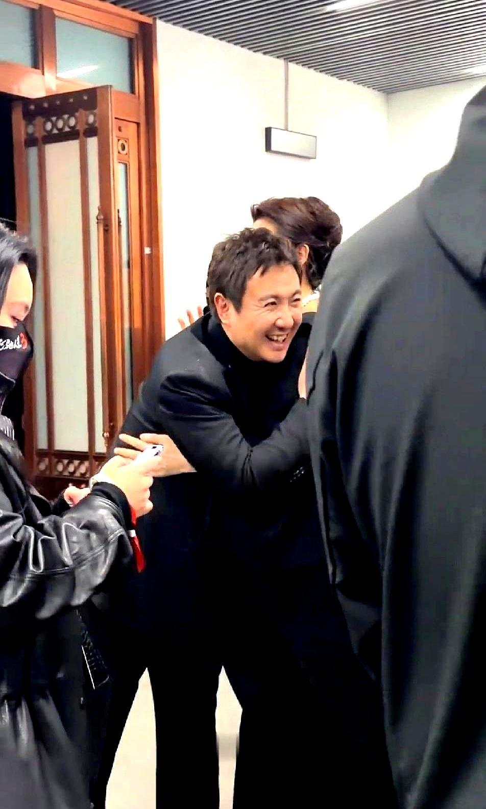 百亿票房的顶流，在名利场却主动弯了腰。微博之夜红毯上，53岁的李冰冰稳站中