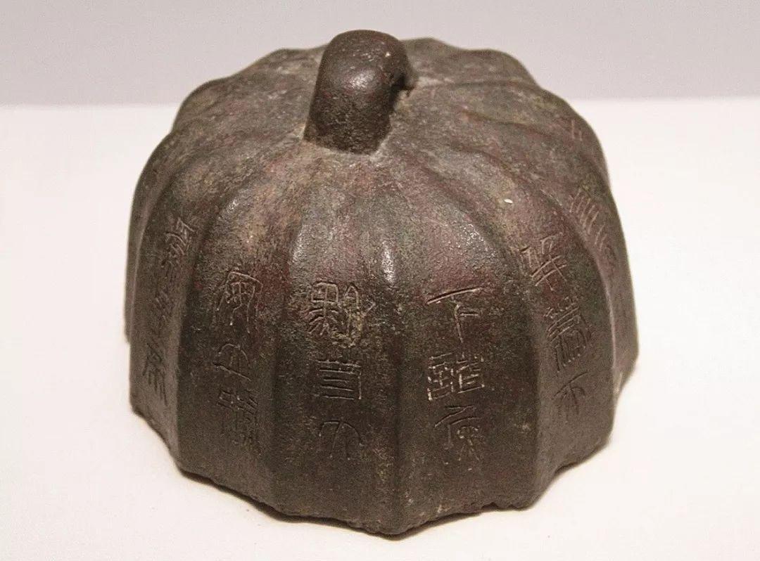 1998年，甘肃秦安，一农妇卖掉了家里的猪毛，连秤也送了人，丈夫:“你个败家娘们