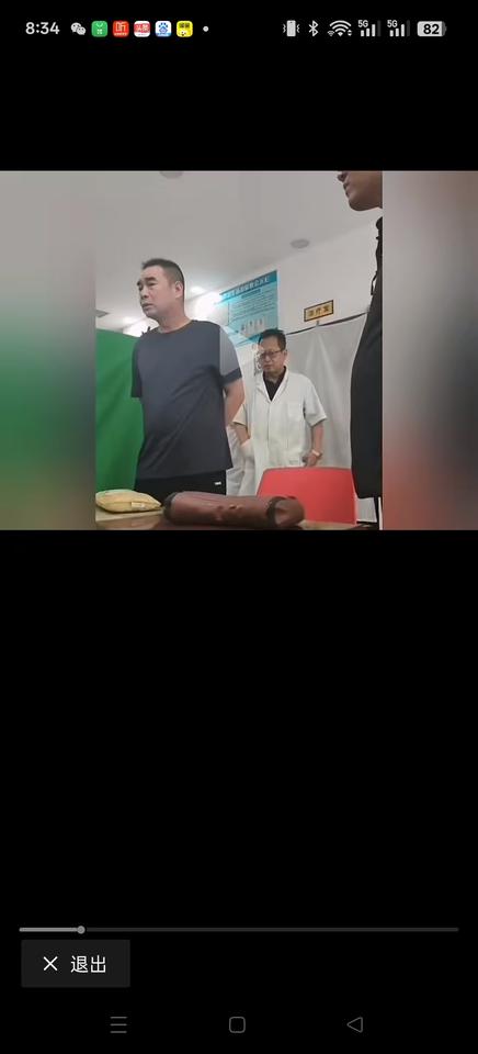 男子指责老中医指甲长把脉留印一段视频中，一个是患者家属的男子正在指责老中医，说