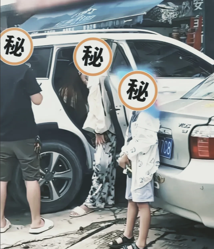 难怪现在的女孩子都不愿意结婚了。  看看南宁这个原配捉小三的场景真是振奋人心—