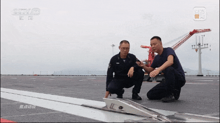 福建舰再上央视，再次展示什么叫瞬间刹停，这一幕想必让全世界所有国家都羡慕不已