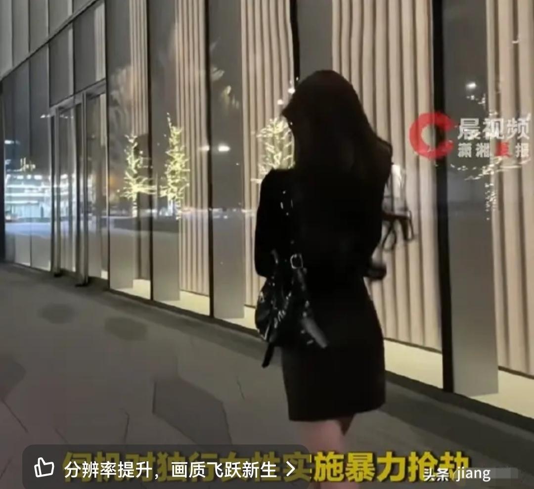 江苏扬州，一女子看完演唱会，准备去停车场发动车子回家。车子刚启动，一位穿着代驾服