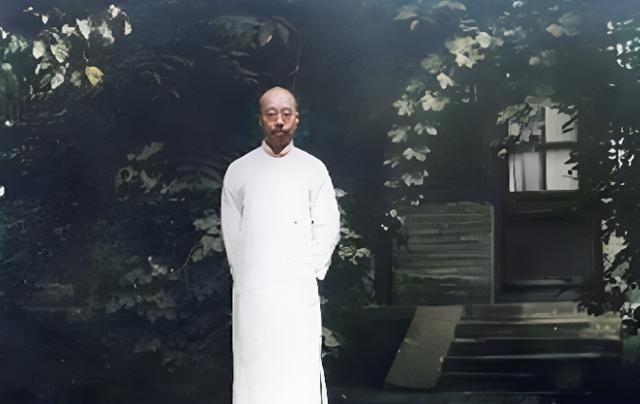 1967年5月6日，周作人下地小解时，突然猝死。他死后，被家属销户，骨灰盒也不认