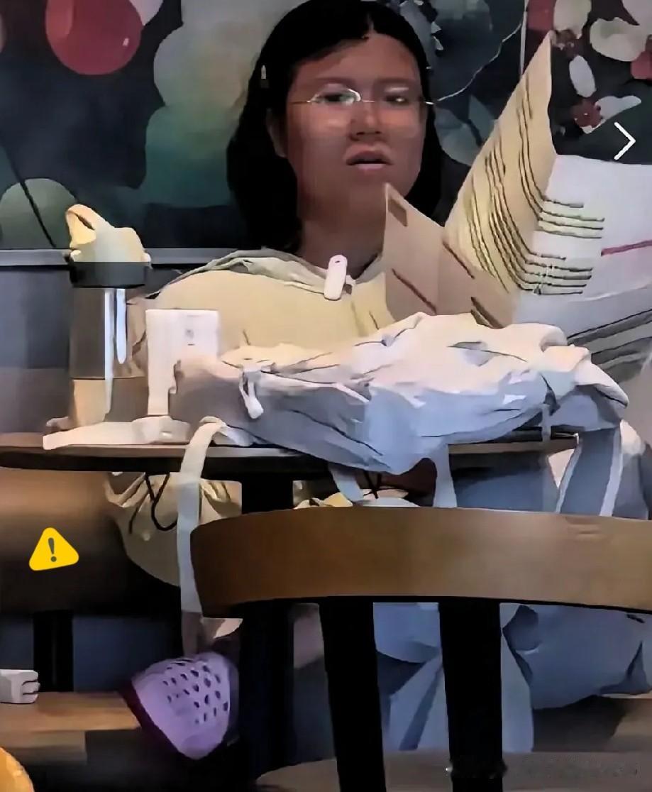 海口星巴克事件，发生在一名女性身上，她付出了惨痛的代价。这名女子，在星巴克里，与