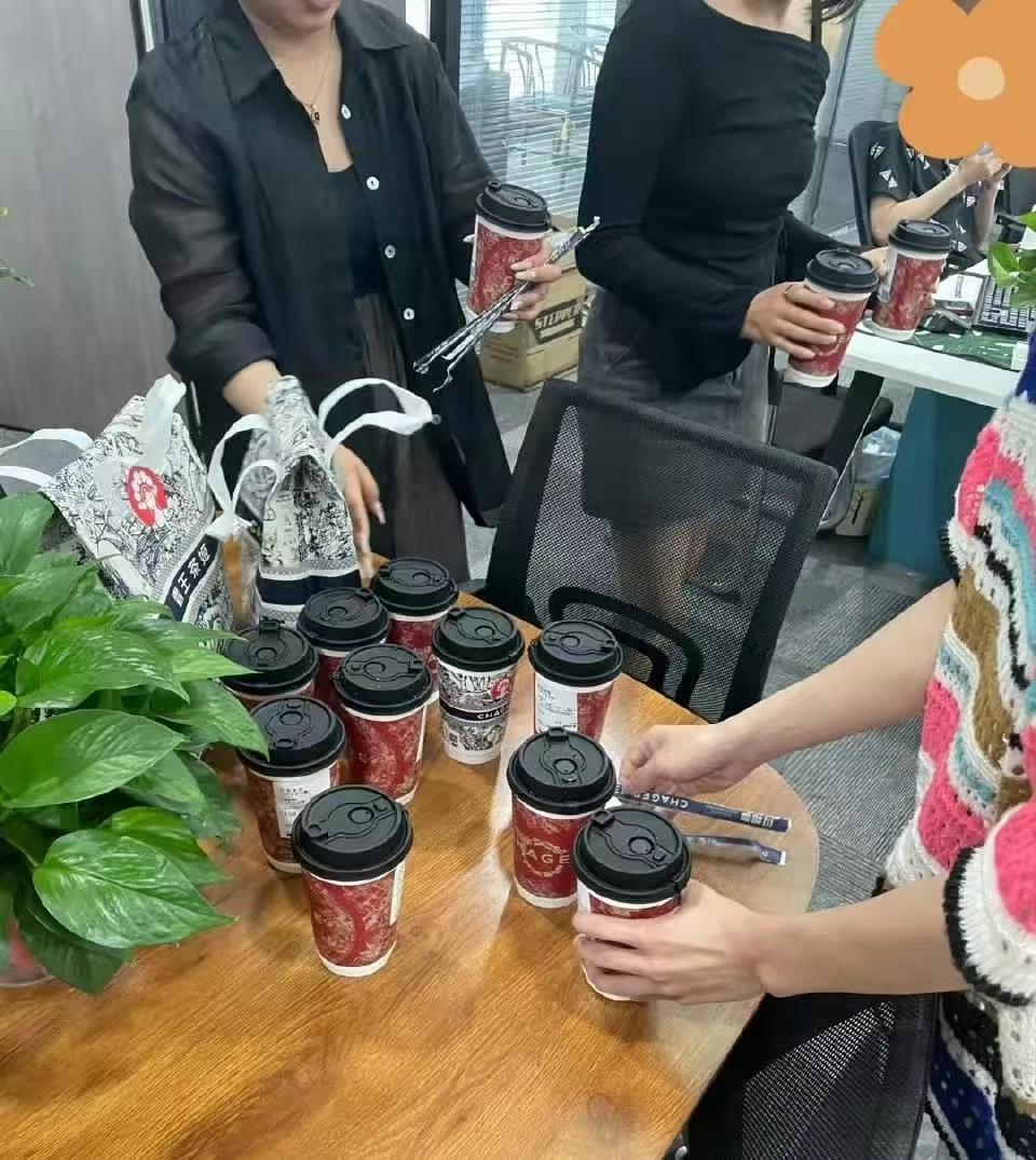 离职了，还请大家喝奶茶，真傻！同事今天办好离职手续了，本以为她上完今天的班，会