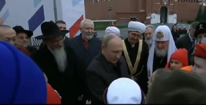 一名俄罗斯士兵的侄女告诉普京，她受伤的叔叔没有得到治疗就被送回了前线。她请求他