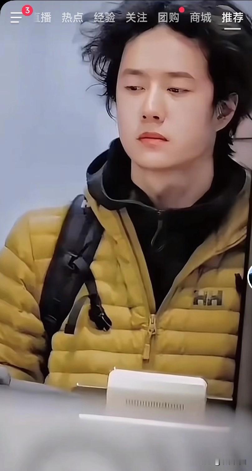 王一博这是刚起床就被拉去机场了啊。巴黎时间凌晨两点，他顶着一头乱卷在戴高乐机场出