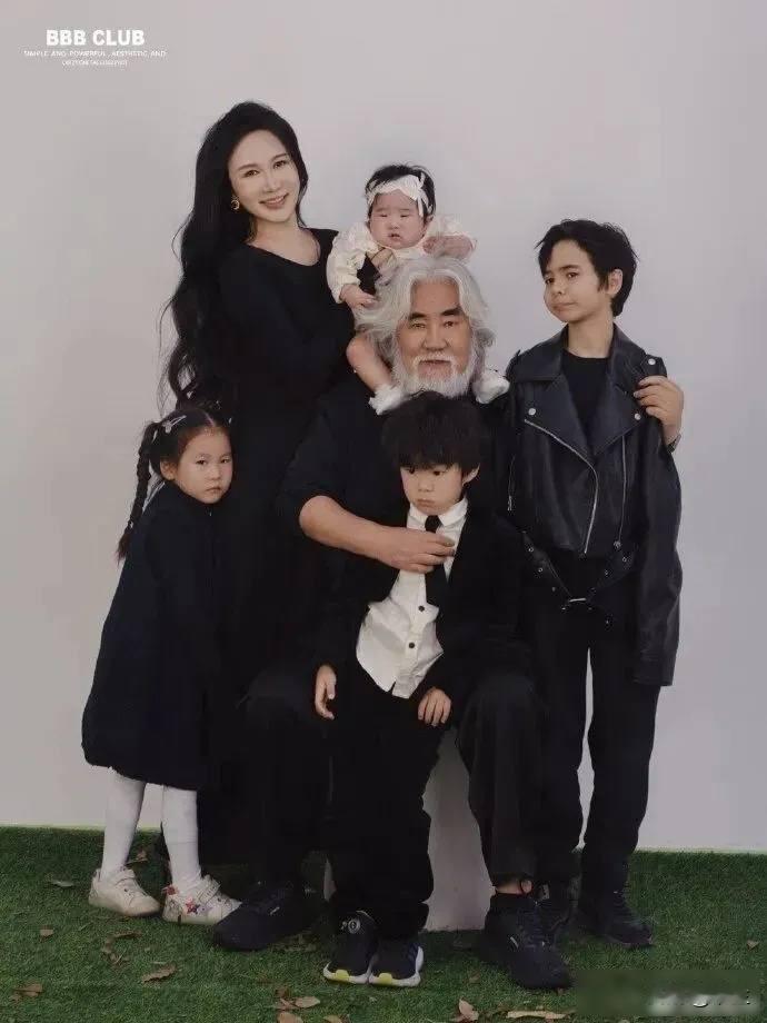 张纪中74岁生子，网友骂翻天，他却说“短剧里钱更多”张纪中今年七十四岁，最近