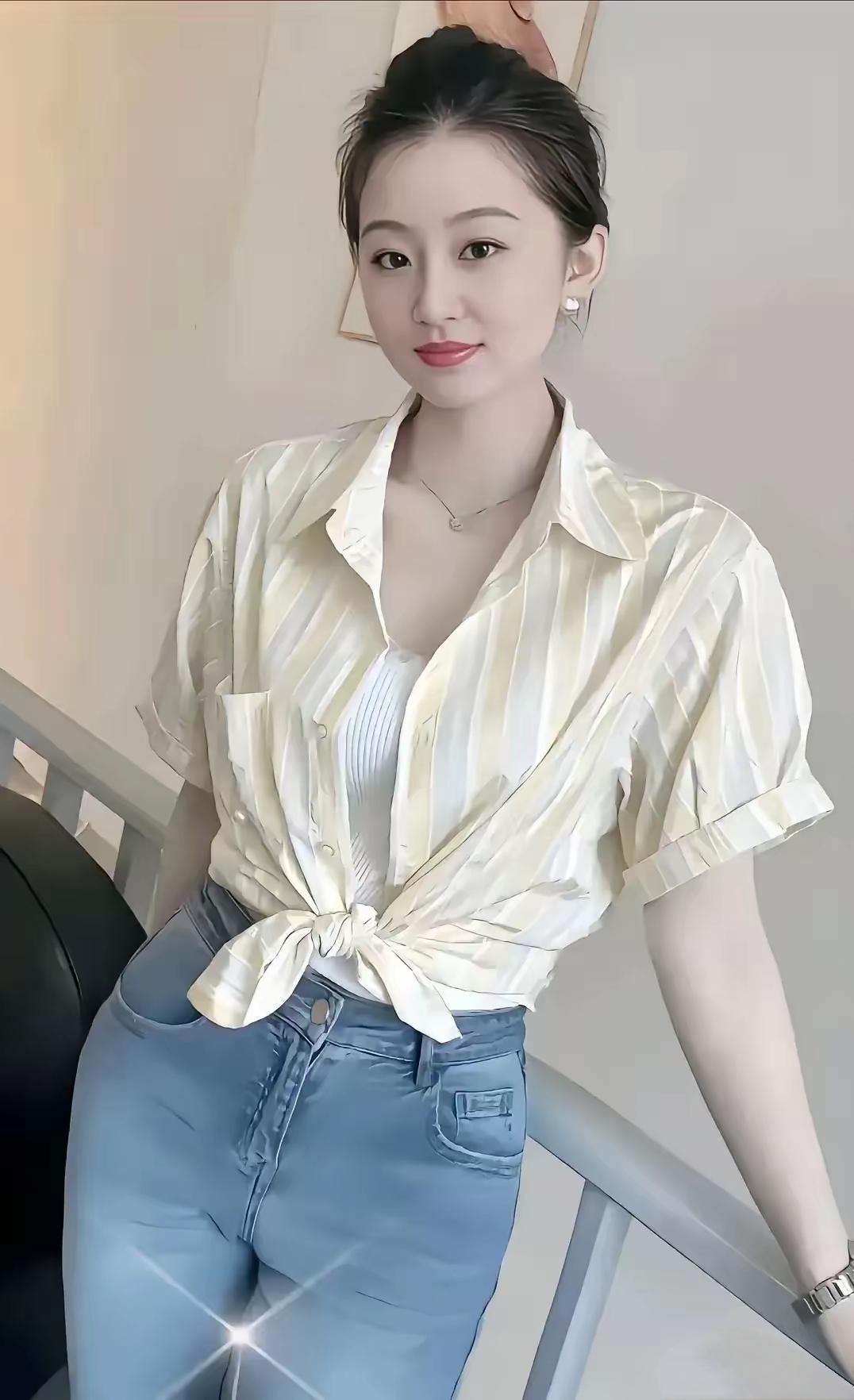 清新条纹衬衫+牛仔裤，简约时尚，轻松出街！👗👖