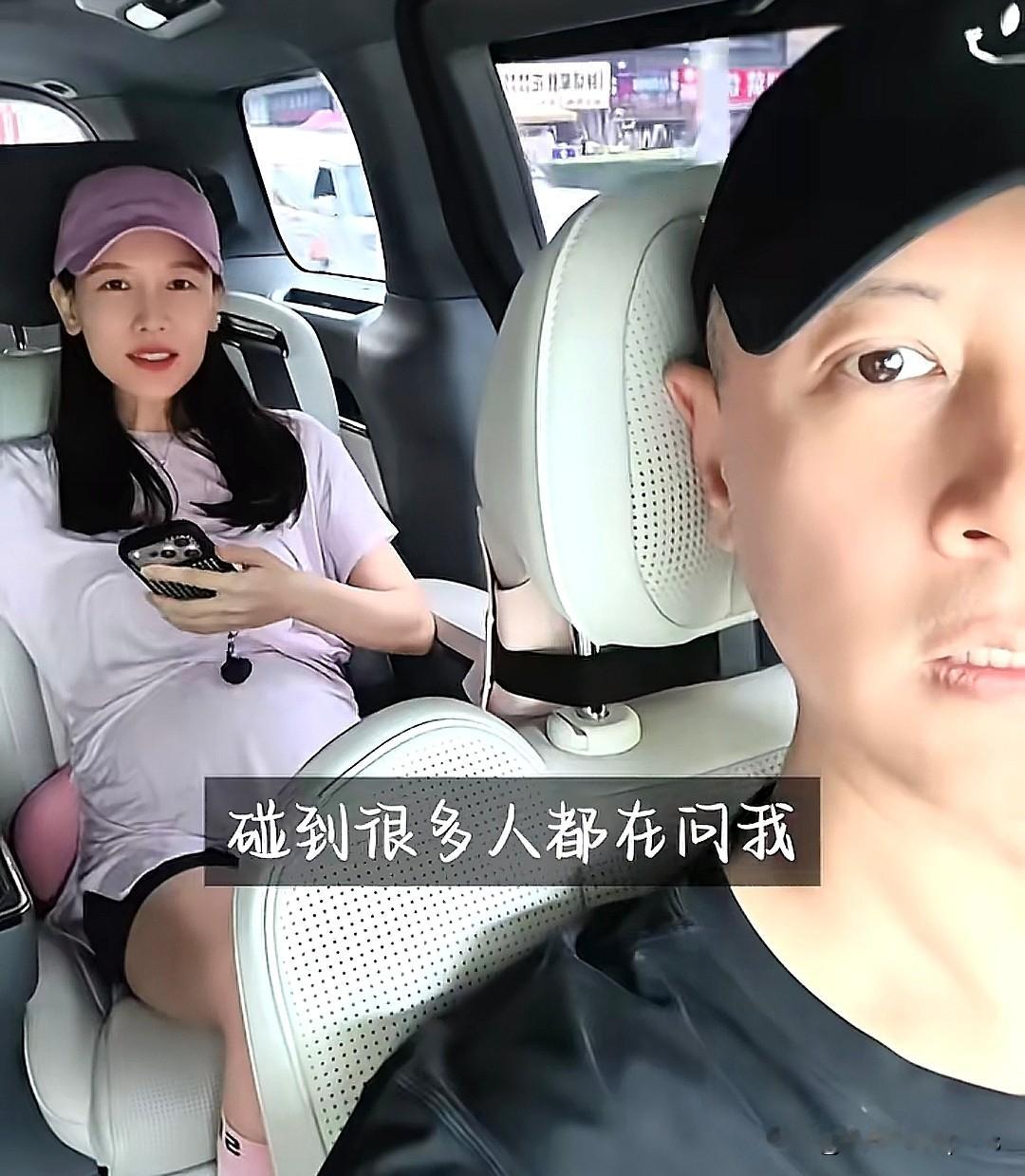 任重开车陪老婆去健身房，41岁孙骁骁挺着二胎孕肚去锻炼，6个月的肚子不算大，肚型很圆。她孕期前3个月
