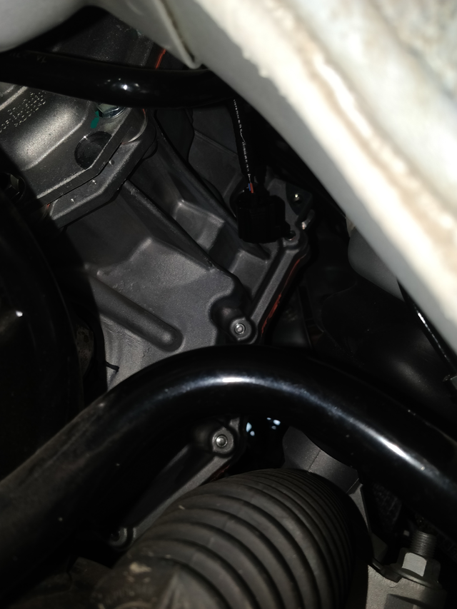 吉利帝豪4代新车就发动机漏油新车提回第一天晚上就发现方向盘有磕伤，联系了4儿子