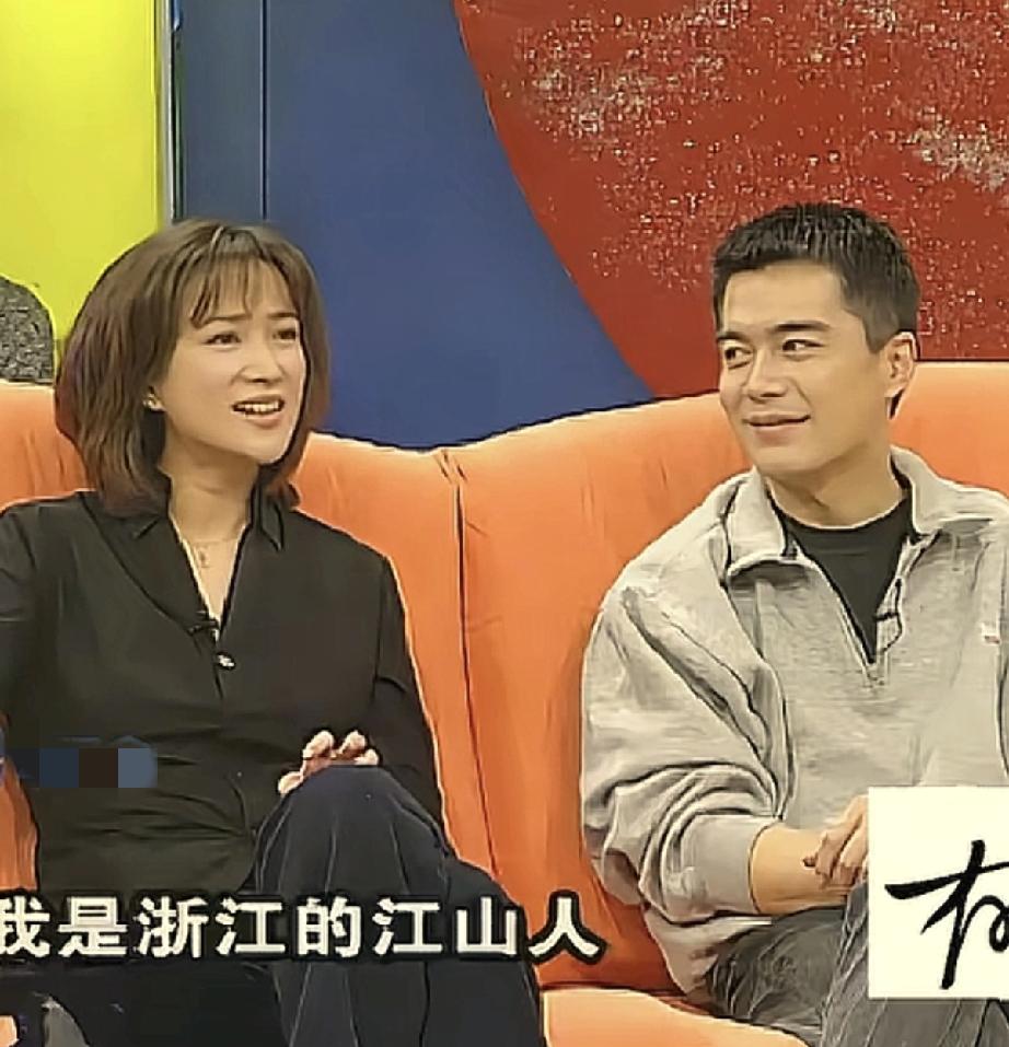 在2002年的一档娱乐节目中，许亚军爆料何晴的趣事，说她是在树上长大的孩子。原