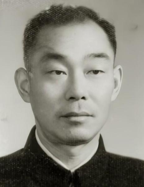 1949年上海解放，陈毅当市长，正愁找不到能镇住特务、黑帮的公安局长。陈赓笑着说