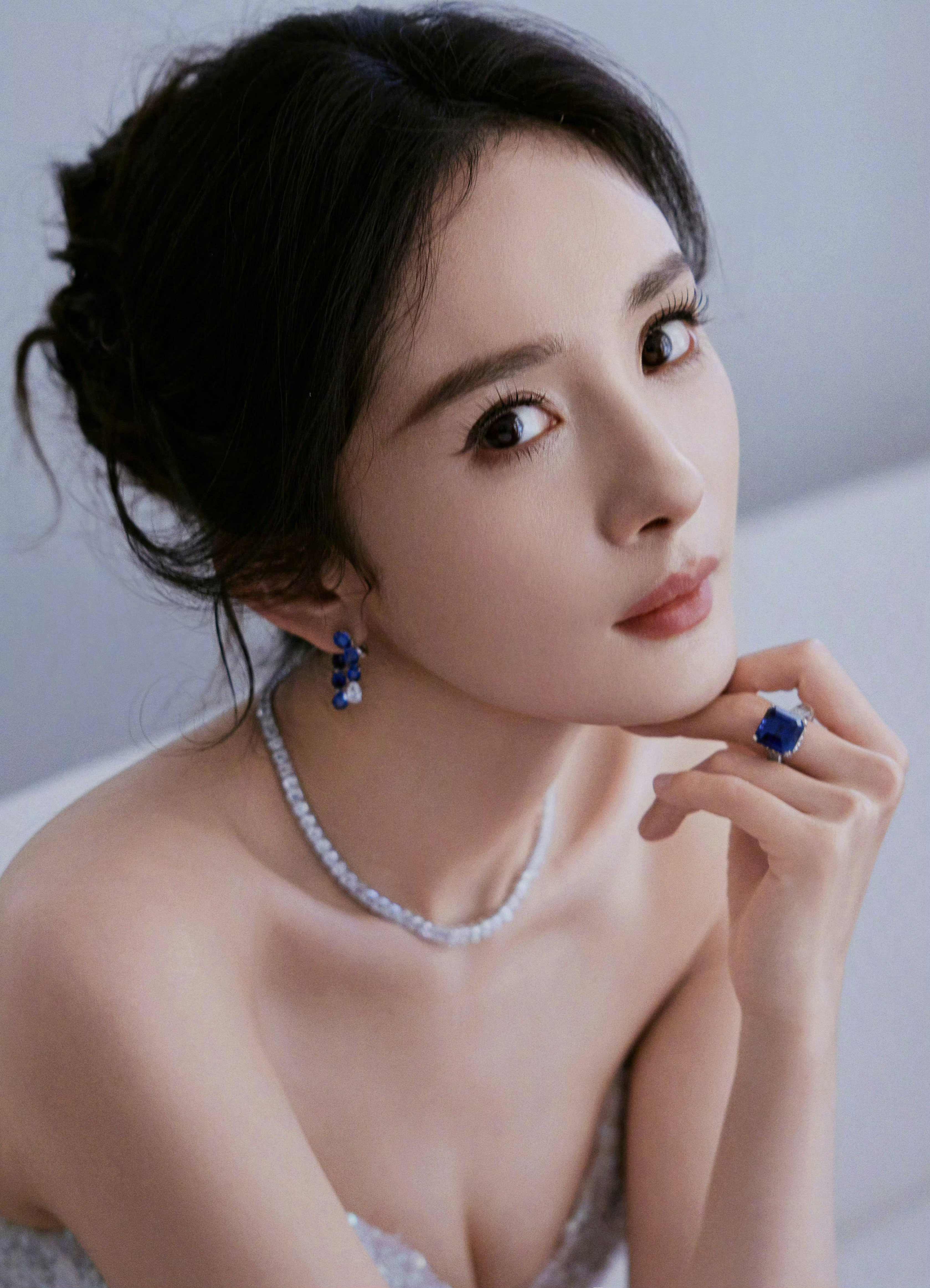 杨幂ym杨幂宁绣绣携一抹温柔恬静，问候夏日初升暖阳笑容随徐风拂过，点