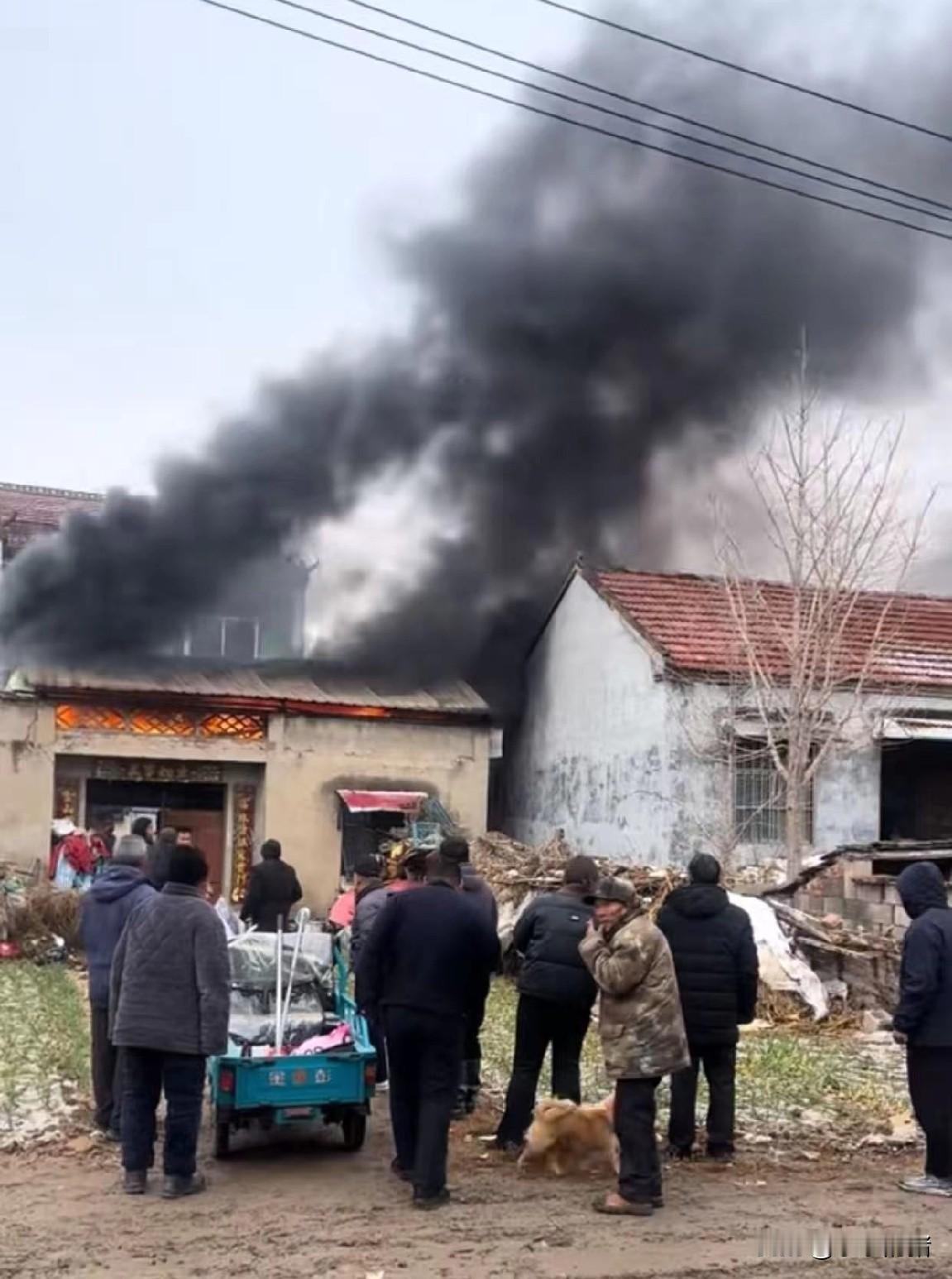 小时候我们那有一家邻居家失火了，那家人都没在家，他家隔壁的邻居前几天才刚和他家吵