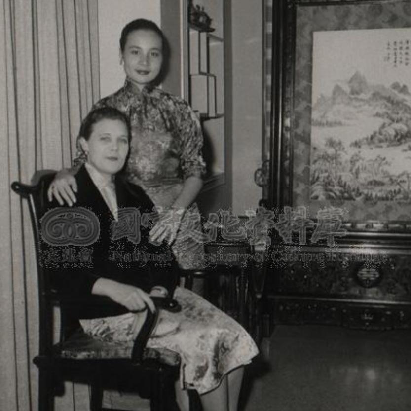 1958年，蒋孝章即将远赴美国留学，临行前，她与母亲蒋方良在士林官邸留下了一张极