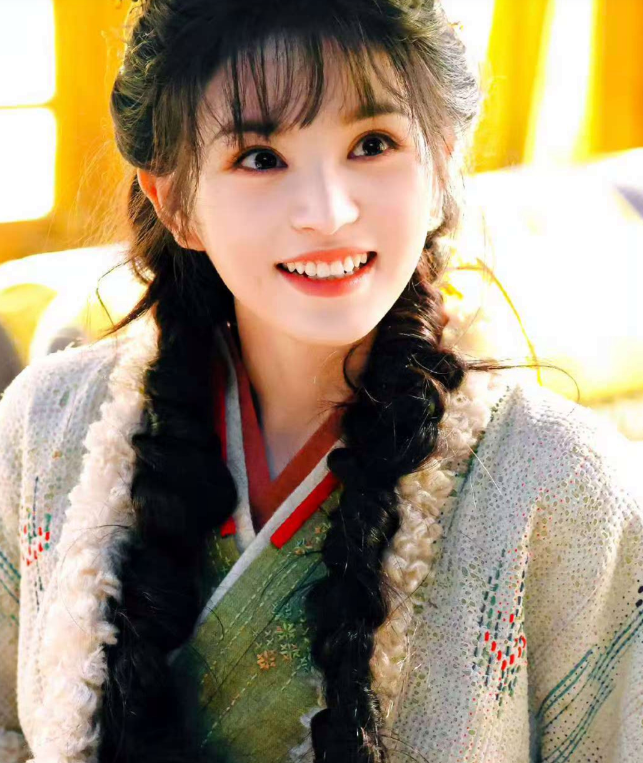 我发现1个秘密普通女孩田曦薇越来越火靠的不是脸，不是演技，而是她的高情商。记