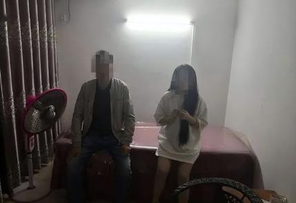 广西柳州一家养生馆门口，民警发现一名男子鬼鬼祟祟溜进去，女老板见状迅速拉上窗帘。