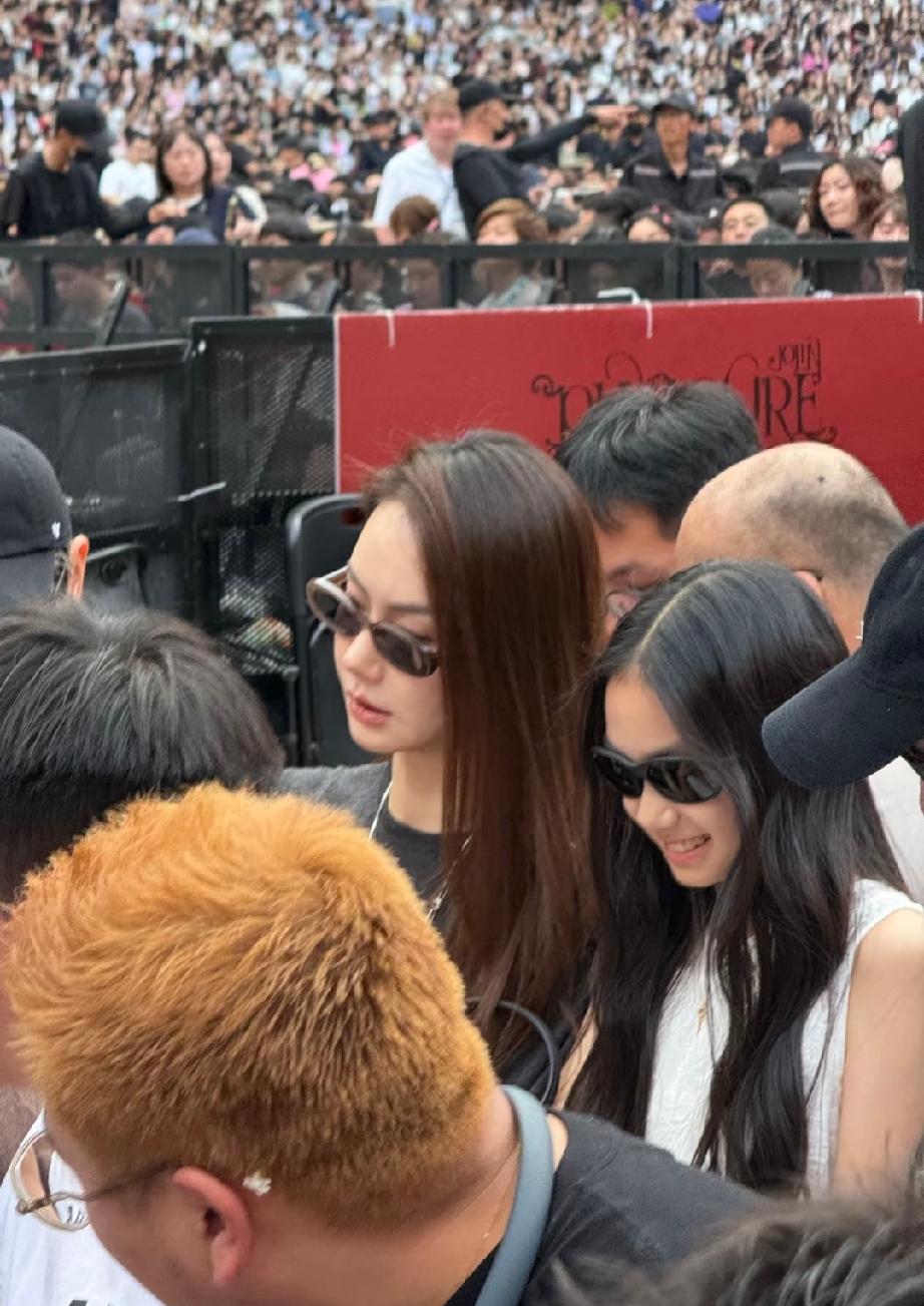 戚薇李承铉两口子带女儿Lucky去看蔡依林演唱会，11岁Lucky好久不见大变样