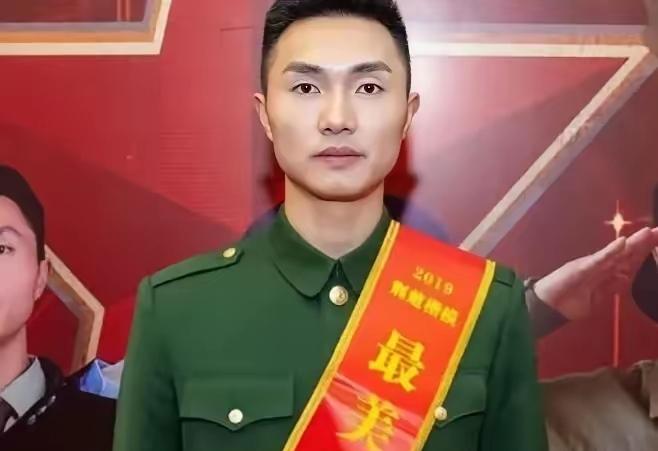 2019年，退伍军人尹文杰在抓小偷时，突然看到了小偷长相，他吃了一惊，赶紧松手，