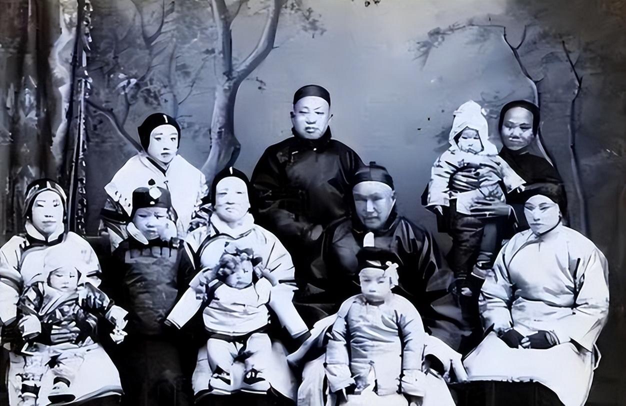 袁静雪口述：我父亲不到各姨太太房里睡觉，夜间她们轮流去值宿1916年6月6日