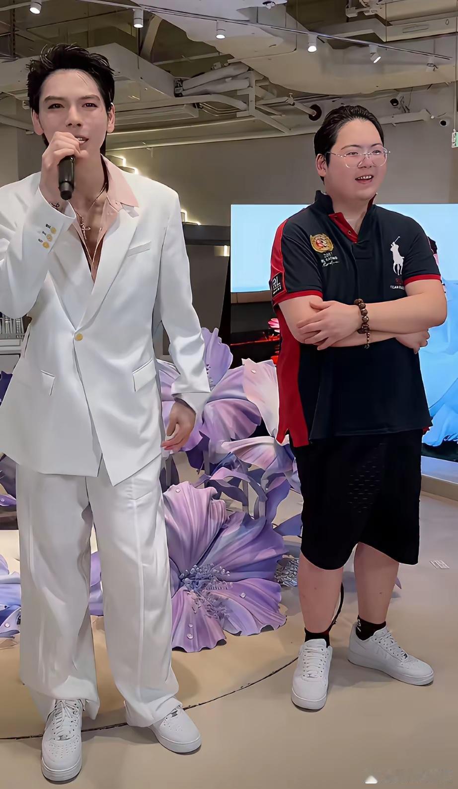 难怪向太看不上向佑！原来是狐假虎威你说打架吧，翻看了他3次打架的公开报道，第一次