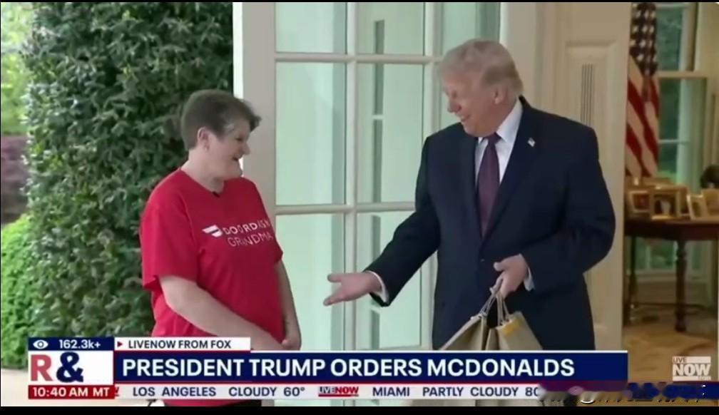 我在等你的小费呢：特朗普与女送餐员攀谈了十多分钟。特朗普：我觉得你投票给我了