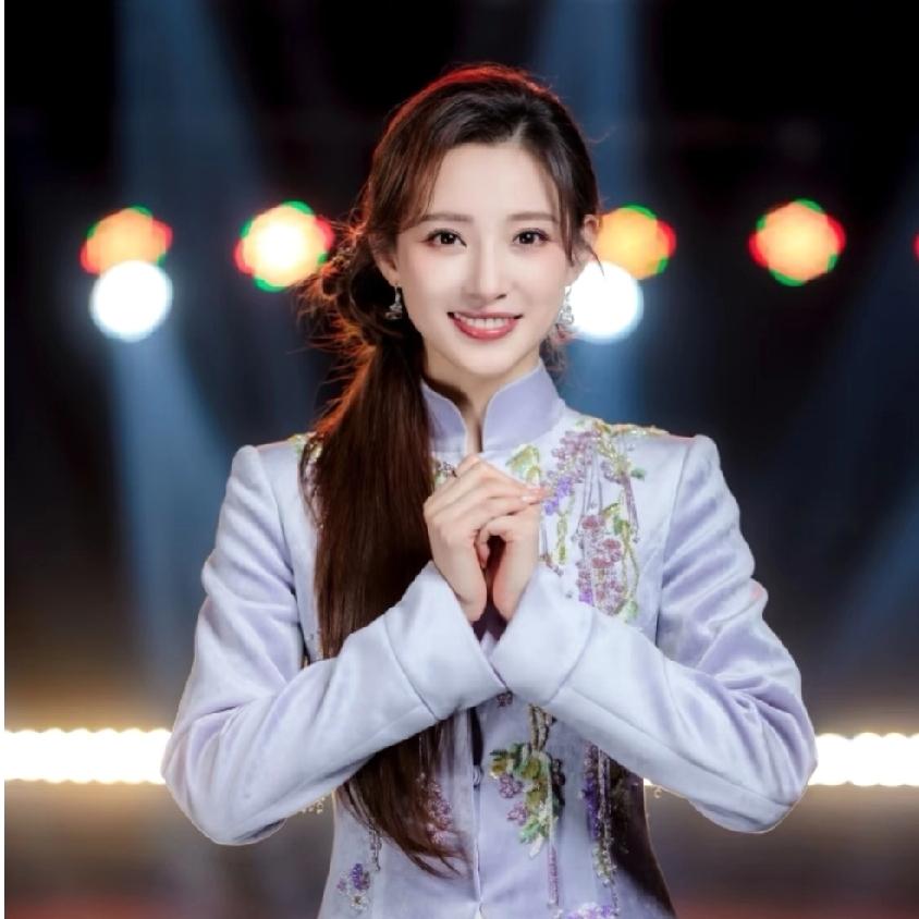 她被称为“央视难得一遇的第一美人”可不是白叫的，她的颜值和身材太让人惊艳了。