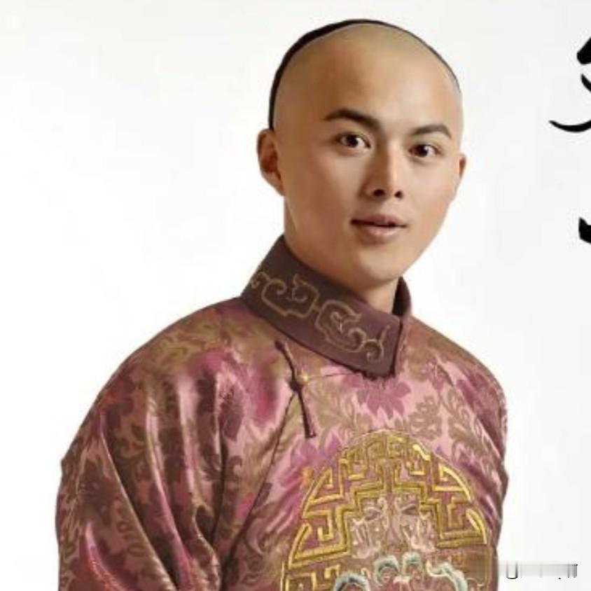 谁成想呢，娱乐圈长的再好，没有资源也白搭，都得放下身段跟普通人一样在线求职。叶祖新凭借《九重紫》的惊