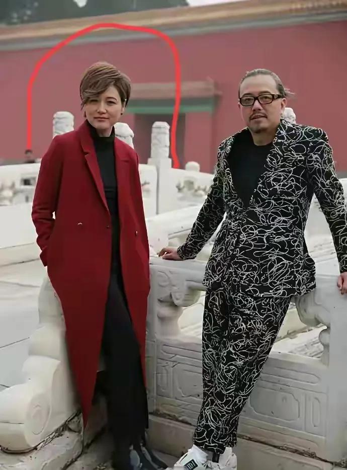 张延与她的丈夫张锦鹏堪称娱乐圈的模范夫妻据说她老公是香港人论长相实在谈不