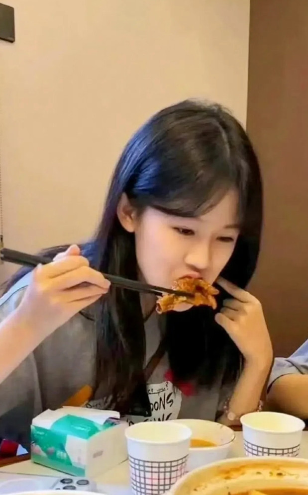 陆毅女儿简直跟他共用一张脸，不得不说基因真强大。[笑着哭][笑着哭][笑着哭]