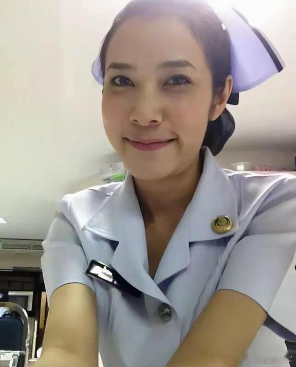 最近，泰国的贵妃诗妮娜当护士的照片被揭开了，真是让人明白了泰王为啥这么迷她，年轻