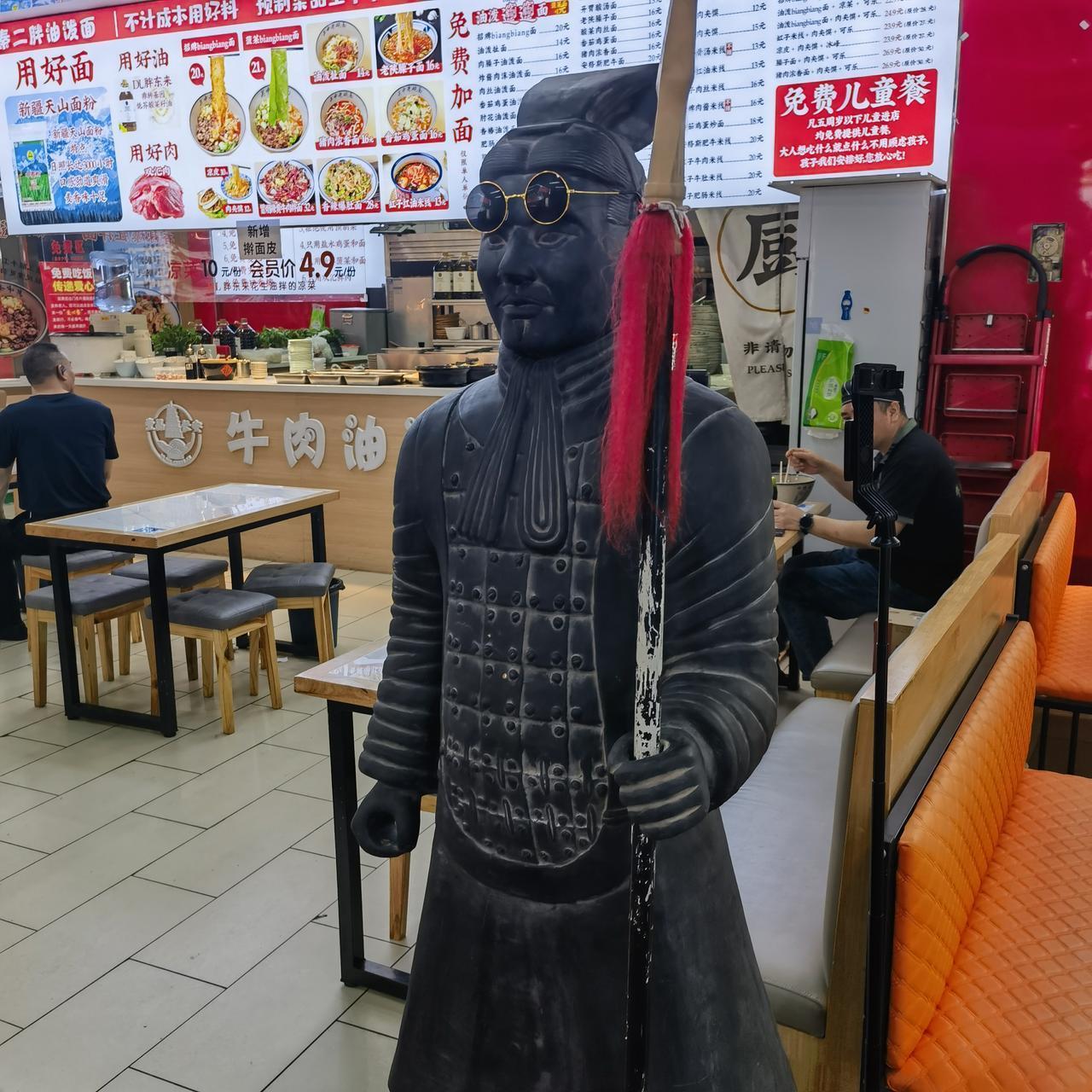 搞怪又搞笑，兵马俑勇士面部长出了一副眼镜。。。