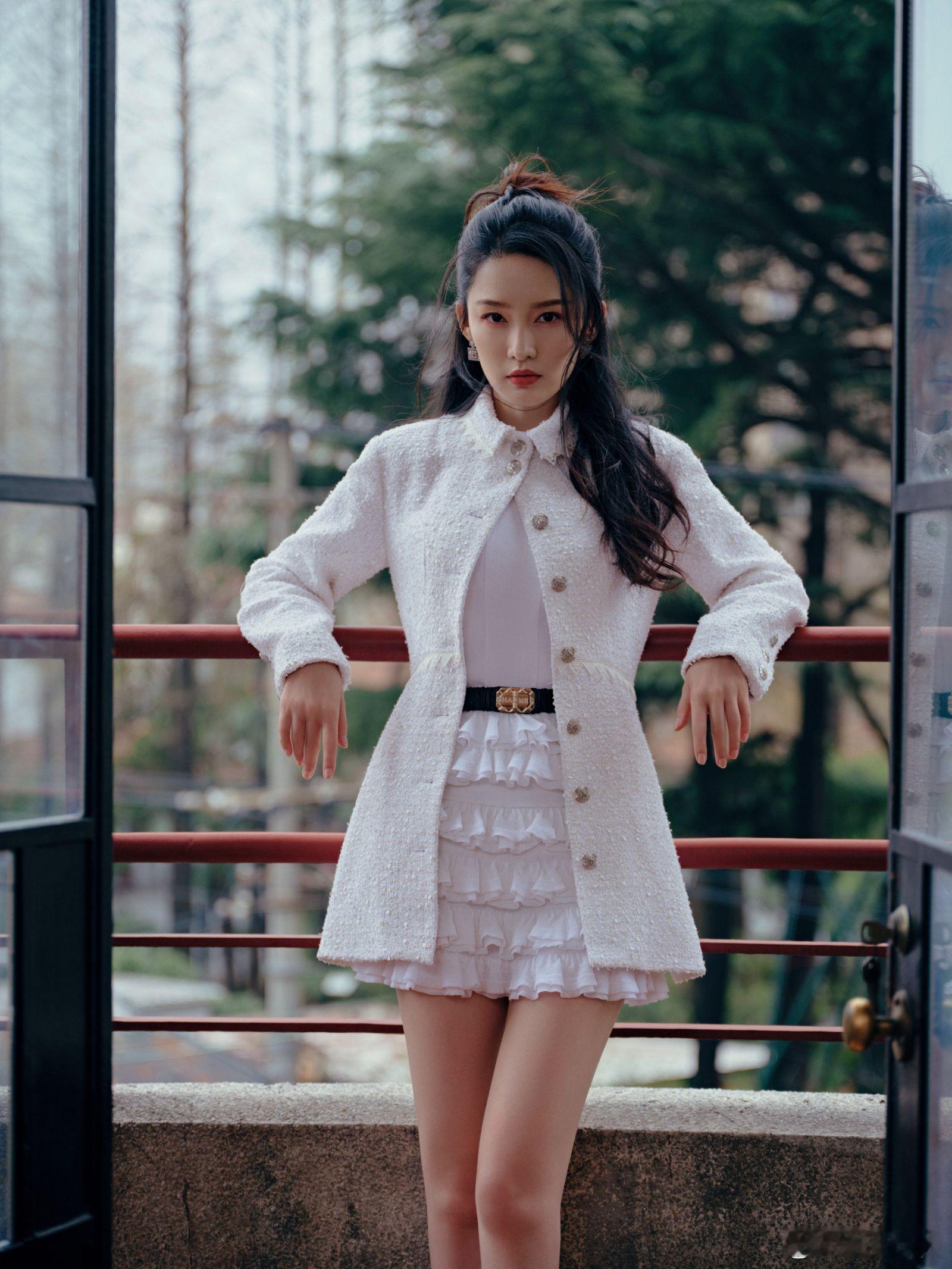 李沁纯粹极致的白