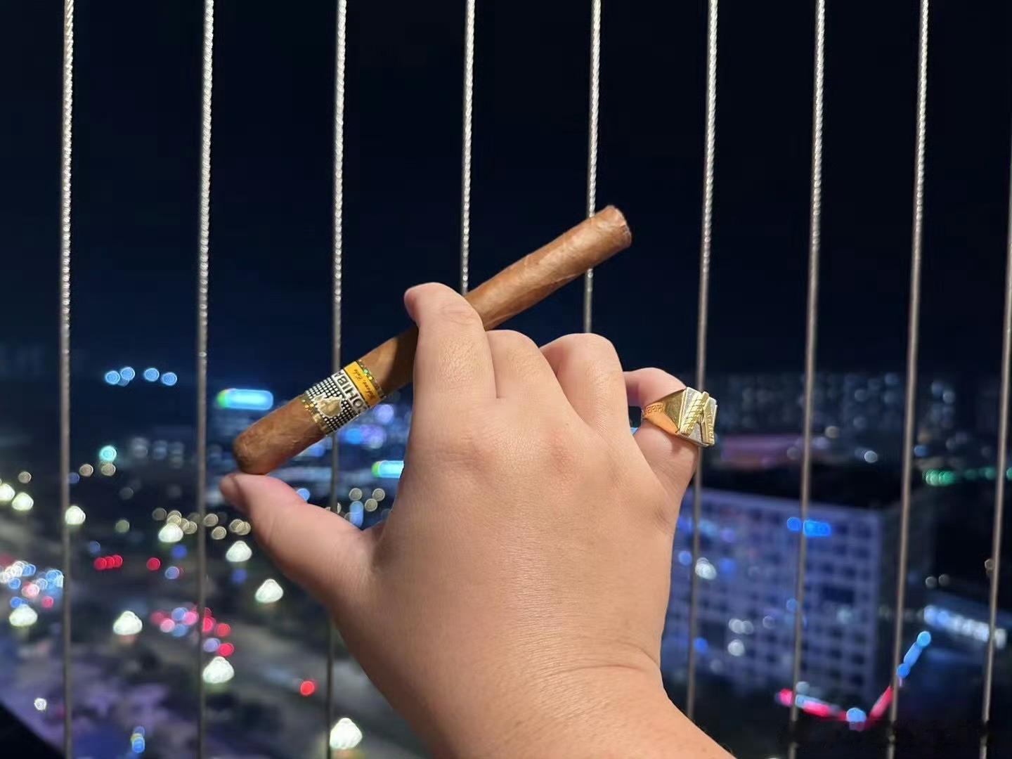 剪指甲的时候想你咬那口。孙宇晨数钱，景甜数花，我数你后腰上还剩几个哆嗦。指甲磨得