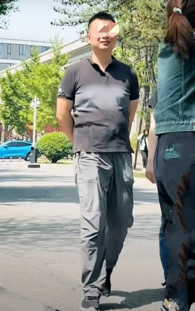 黑色Pole衫小哥走在两美女身后，走出六亲不认的步伐，健壮的体格，隐约可见的胸肌