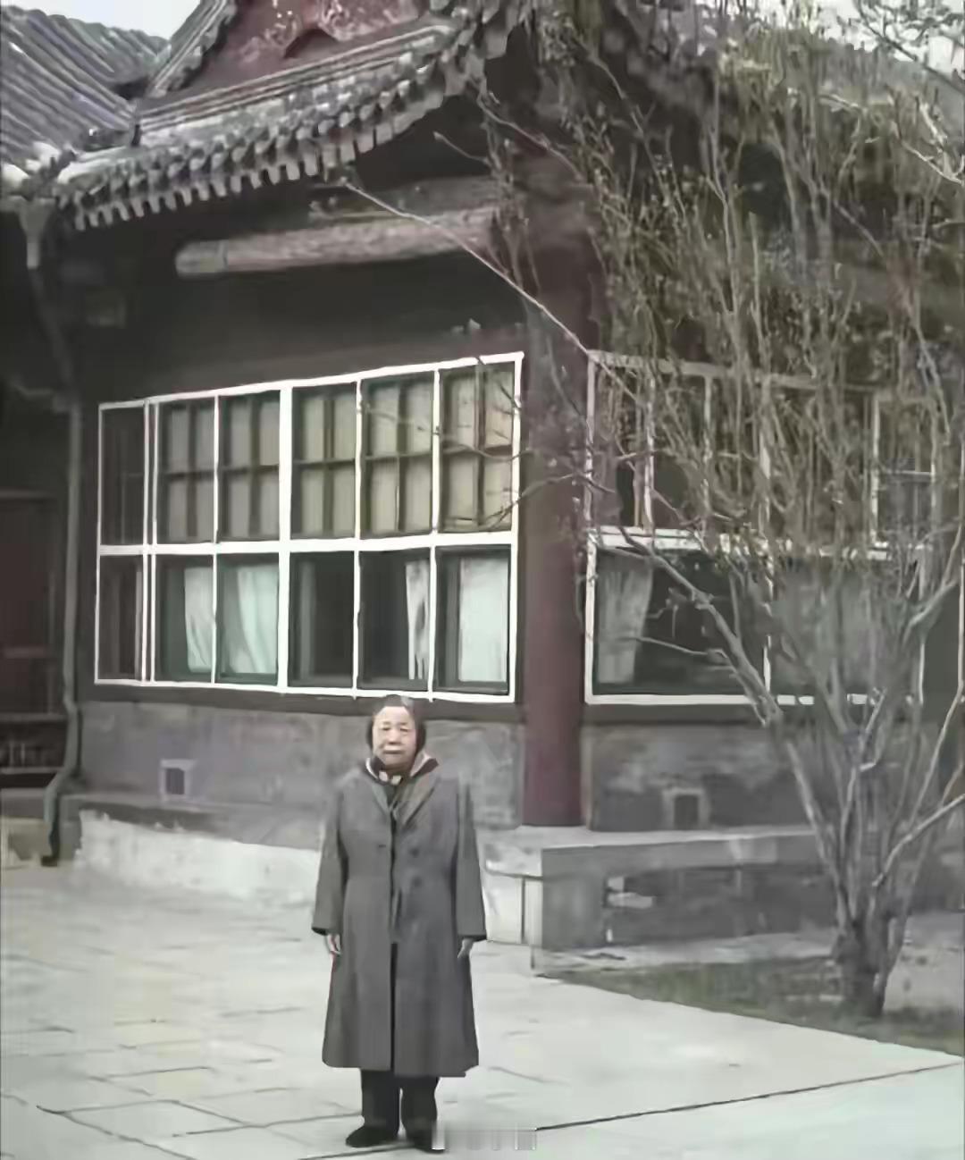 这是邓奶奶在中南海西花厅前的留影，难得一见的珍贵照片，她安静祥和，慈祥可亲，笑容