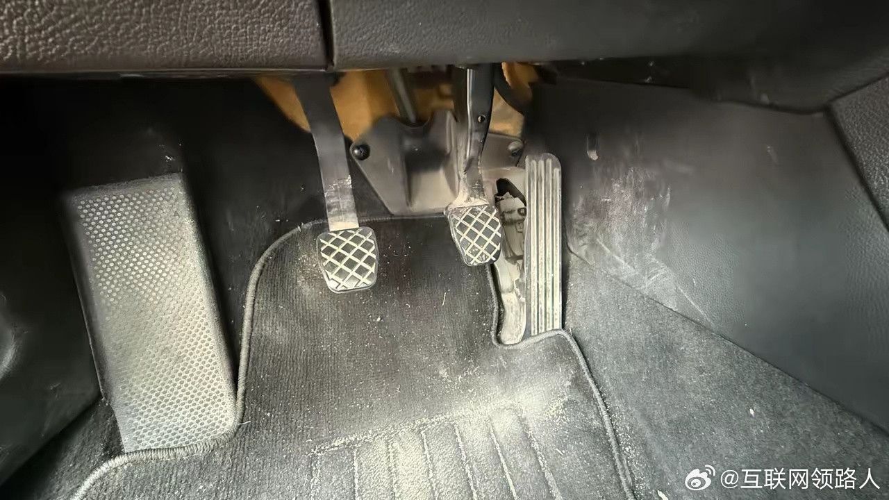 现在总算明白开车为啥这么累了——原来我的车装的是风琴式油门踏板，竖着的设计，难怪