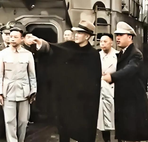 1949年，蒋介石正在睡午觉，醒来后，却发现天塌了，亲信俞济时告诉他：“南京失守