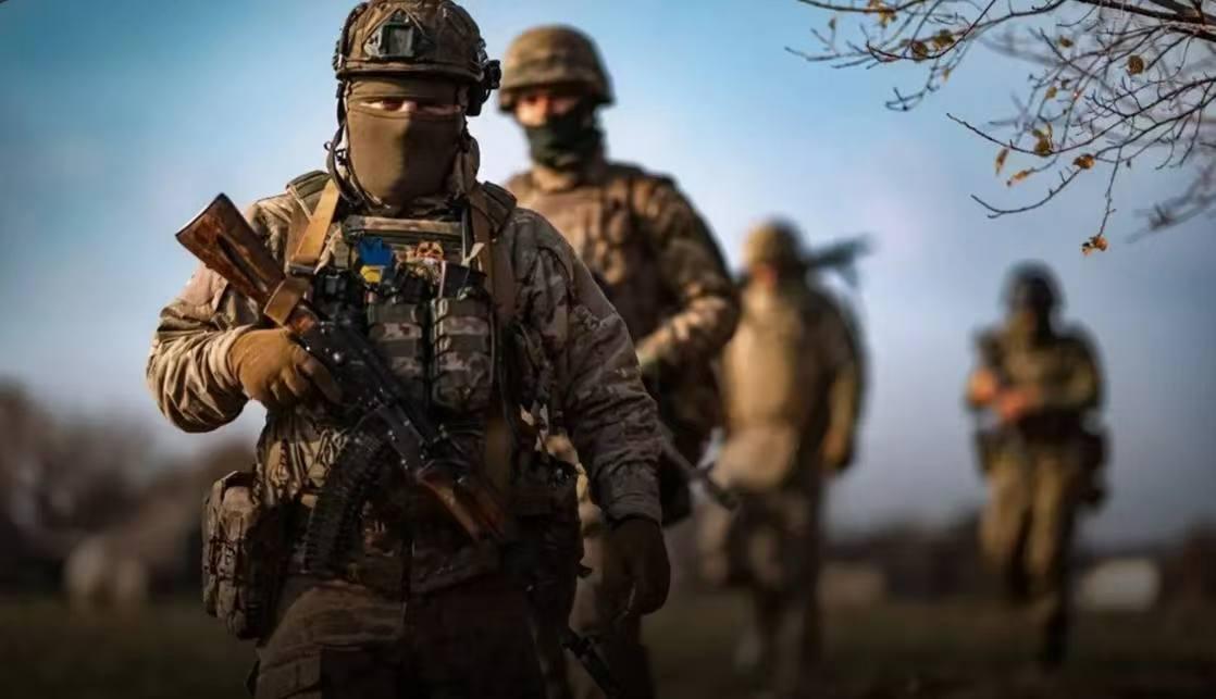 俄军摩步第43旅侦察兵化装成乌军渗透，结果被乌军巡逻兵发现，最终因三个细节暴露，