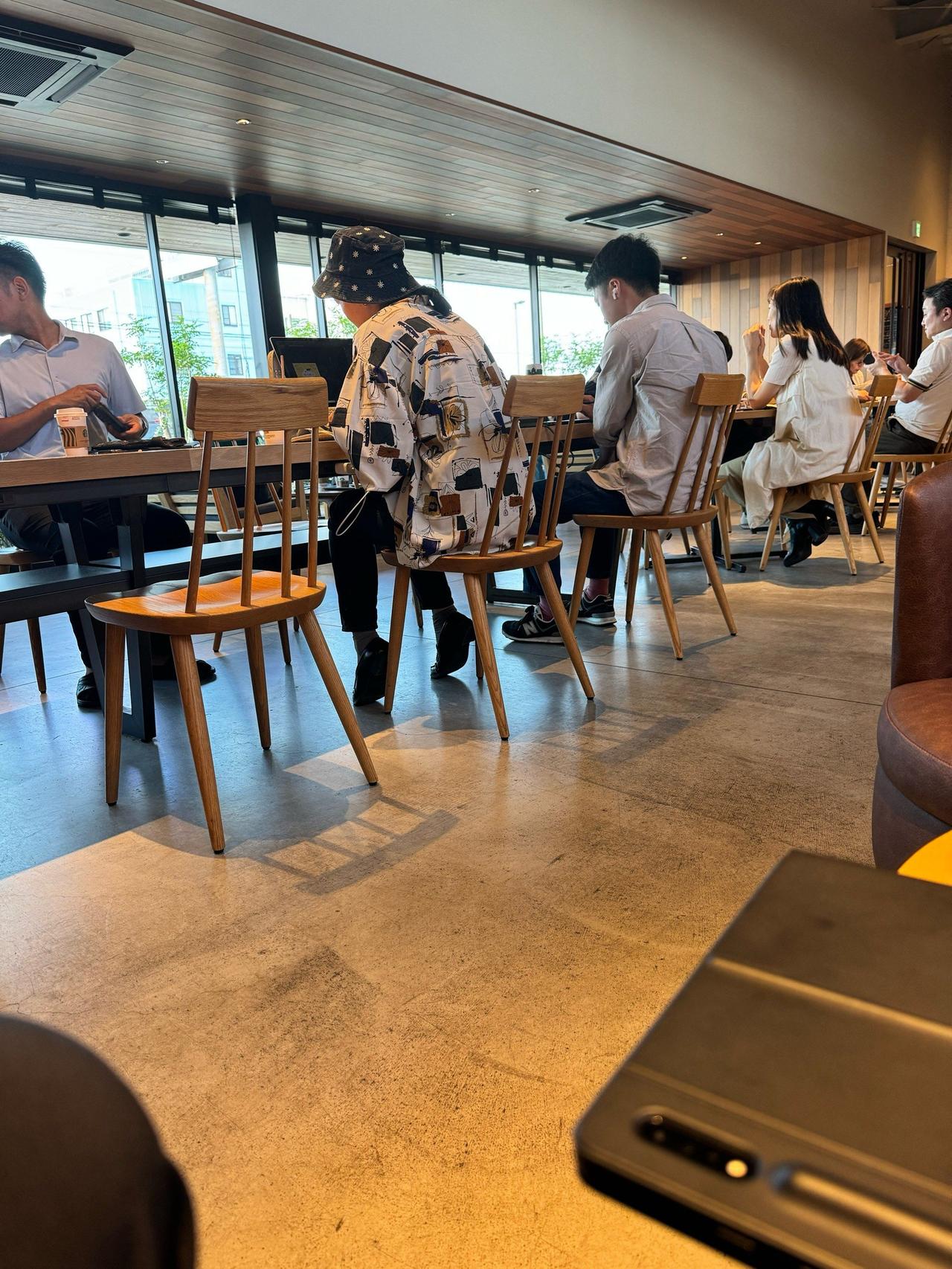 最近，网上曝出了不少消费者吐槽星巴克门店存在只坐不买、不文明占座现象，影响付费顾