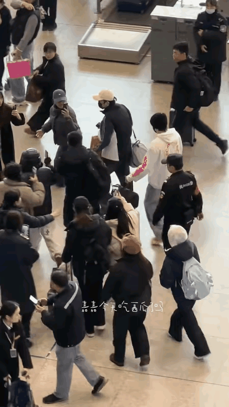 怪不得王楚钦说:他要远离一下乒乓球，希望不被打扰！你看这些球迷太疯狂了，谁