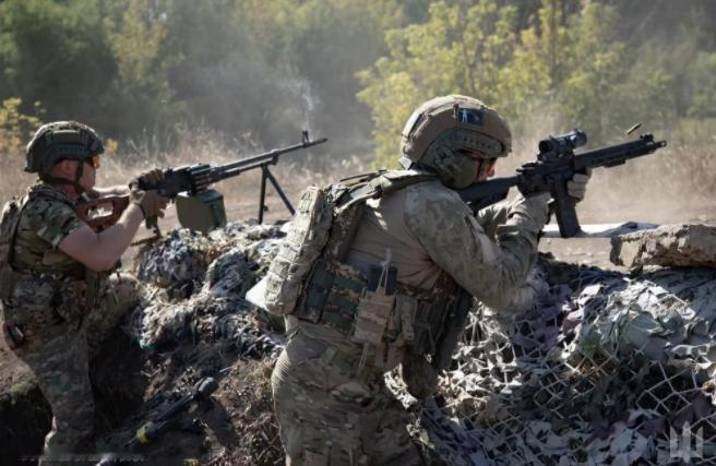 俄军发现，乌军机枪手被铁链锁在机枪阵地上，只能打到死为止。俄军发现，乌军这挺机枪