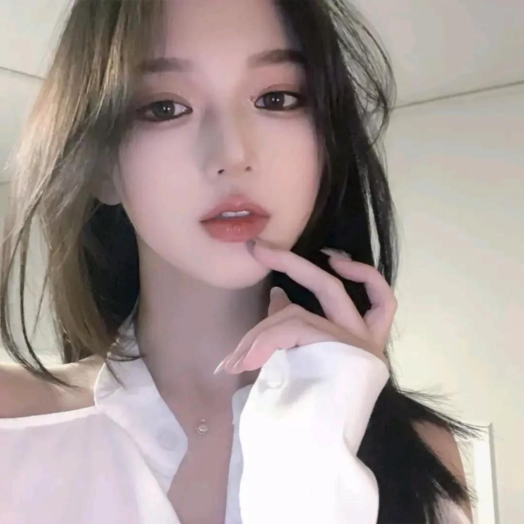 优雅气质，自然妆容，白衬衫的魅力。