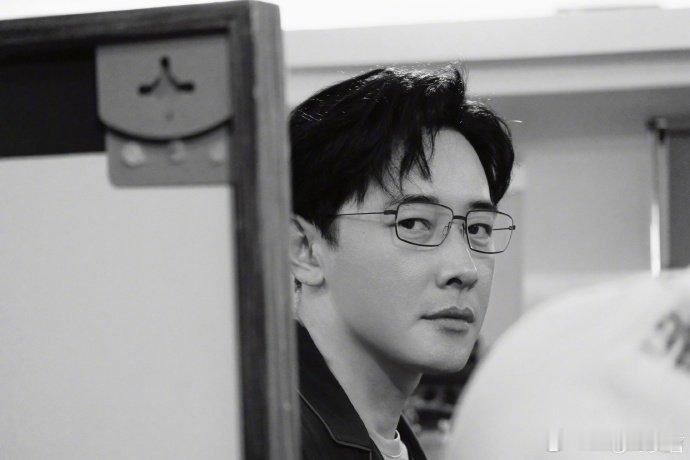 罗晋眼镜一戴叔圈天菜罗晋新角色的形象有一种商圈精英的感觉[比心]看着这