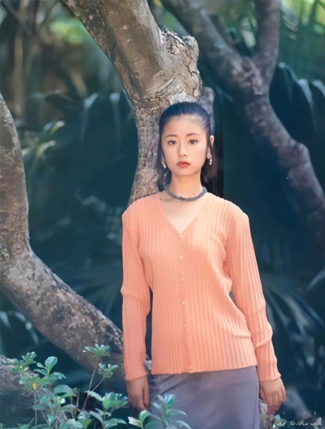 1994年户外旧照里18岁的林心如，满眼青春灵气，容貌清丽脱俗，惊艳了漫长岁月。
