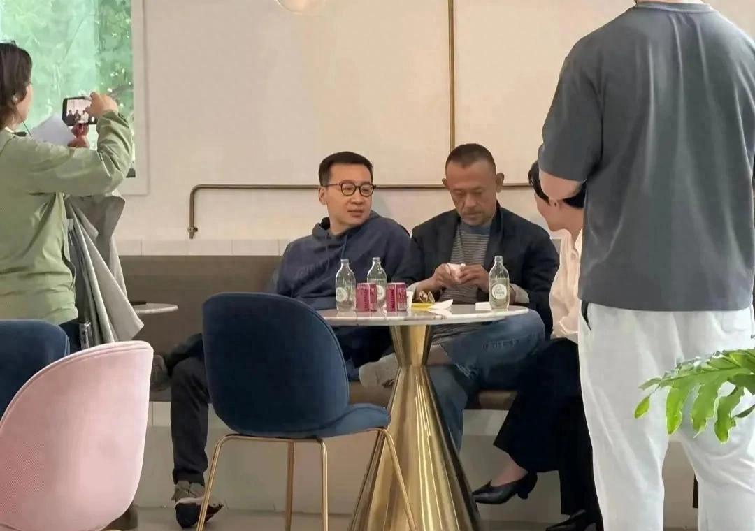 62岁姜文现身阿那亚，朴素装扮难掩霸气，新片动态引关注近日，62岁的姜文罕见现