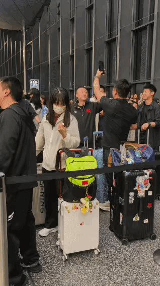 国乒大部队，这么快就班师回国了吗？看到了王皓教练，他这会儿终于有了片刻的空闲，